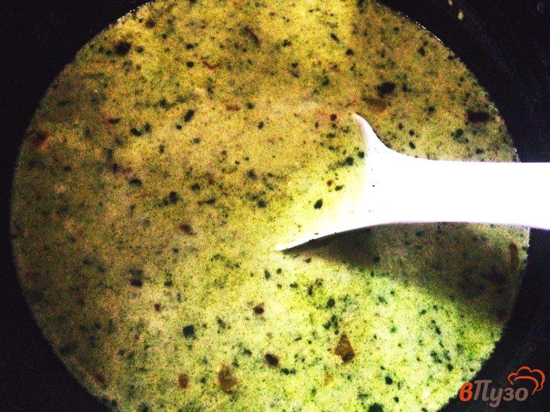 Фото приготовление рецепта: Рыбный суп со шпинатом и плавленным сыром шаг №7