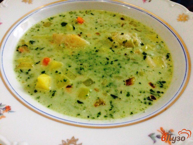 Фото приготовление рецепта: Рыбный суп со шпинатом и плавленным сыром шаг №8