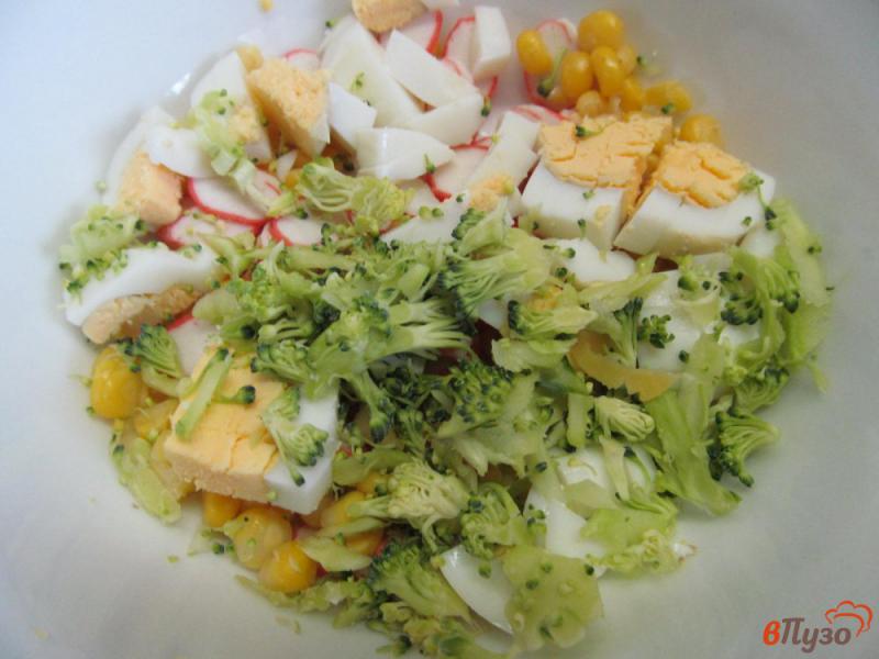 Фото приготовление рецепта: Салат из крабовых палочек с помидором и брокколи шаг №3