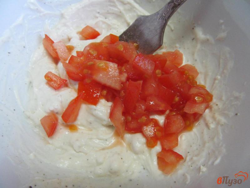 Фото приготовление рецепта: Салат из крабовых палочек с помидором и брокколи шаг №5