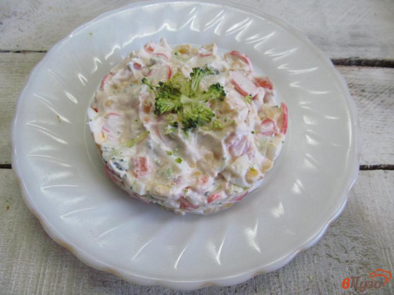 Фото приготовление рецепта: Салат из крабовых палочек с помидором и брокколи шаг №6