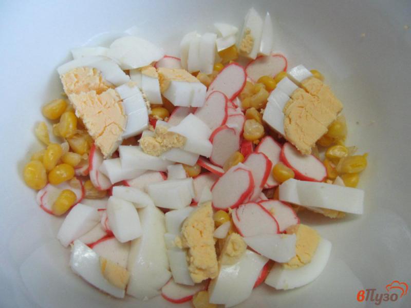 Фото приготовление рецепта: Салат из крабовых палочек с помидором и брокколи шаг №2