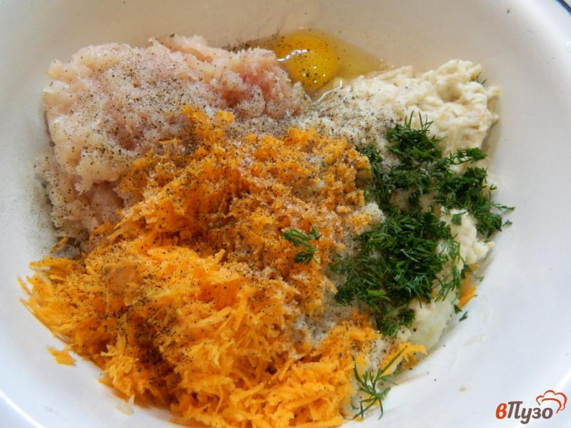 Фото приготовление рецепта: Куриные котлеты с морковью и зеленью шаг №2