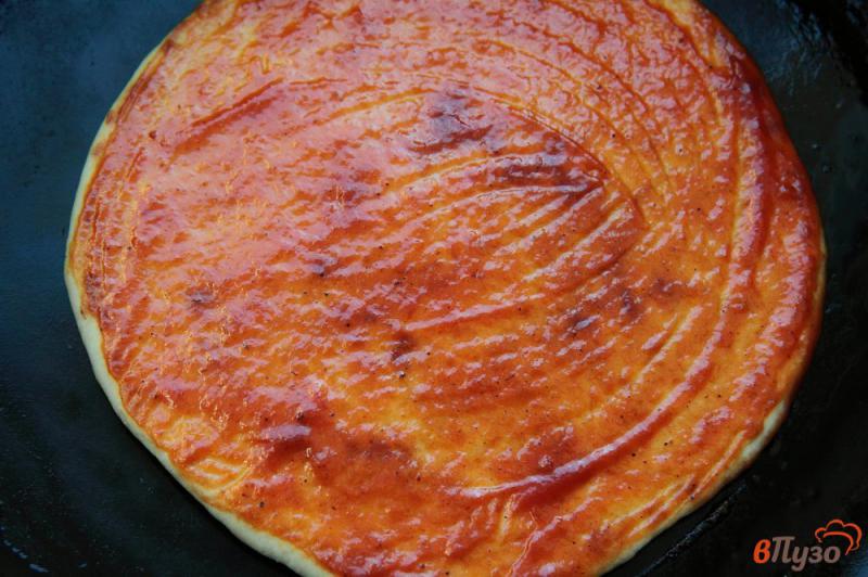 Фото приготовление рецепта: Лепешки с томатным соусом, сыром и зеленью шаг №9