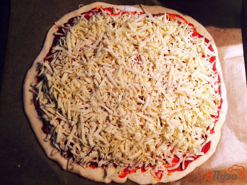 Фото приготовление рецепта: Пицца с шампиньонами и ветчиной шаг №5