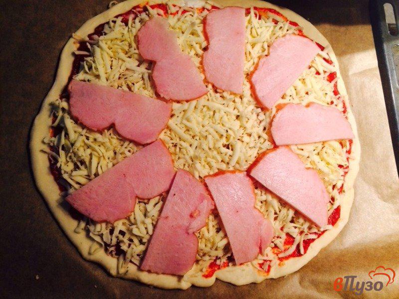 Фото приготовление рецепта: Пицца с шампиньонами и ветчиной шаг №6