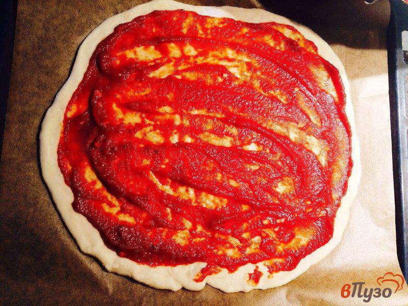 Фото приготовление рецепта: Пицца с шампиньонами и ветчиной шаг №4