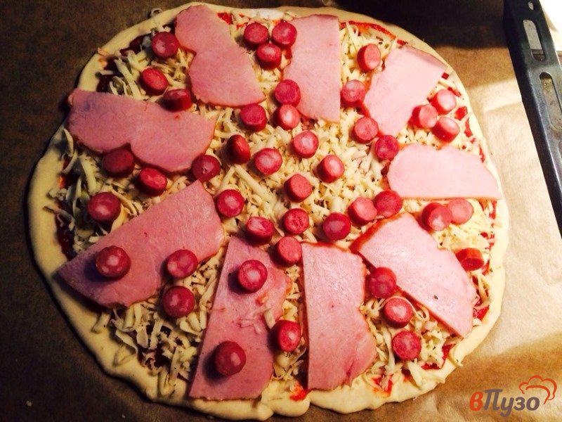 Фото приготовление рецепта: Пицца с шампиньонами и ветчиной шаг №7