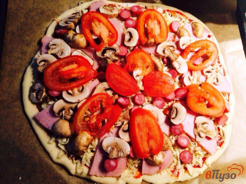 Фото приготовление рецепта: Пицца с шампиньонами и ветчиной шаг №9