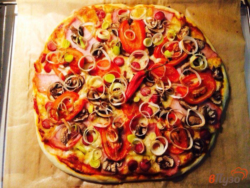 Фото приготовление рецепта: Пицца с шампиньонами и ветчиной шаг №10