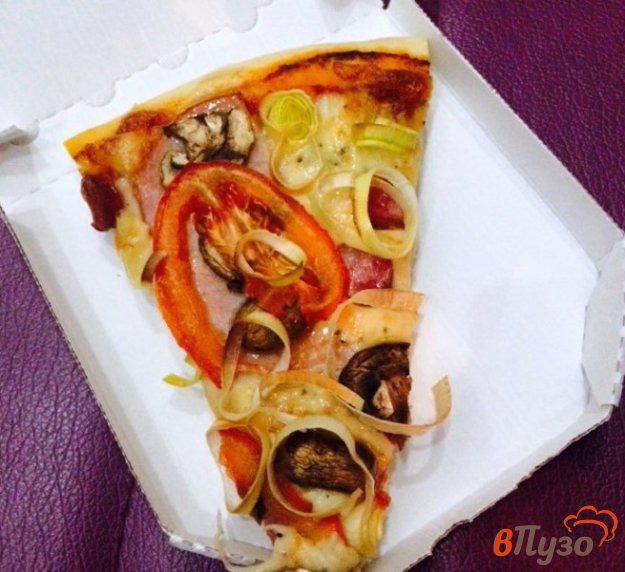 Фото приготовление рецепта: Пицца с шампиньонами и ветчиной шаг №11
