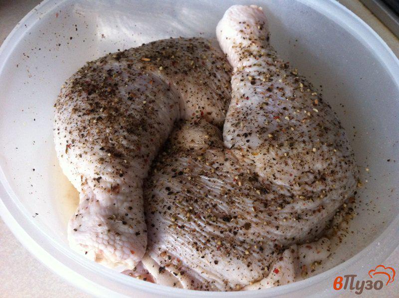 Фото приготовление рецепта: Тушеные куриные окорочка с луком-пореем в мультиварке шаг №1