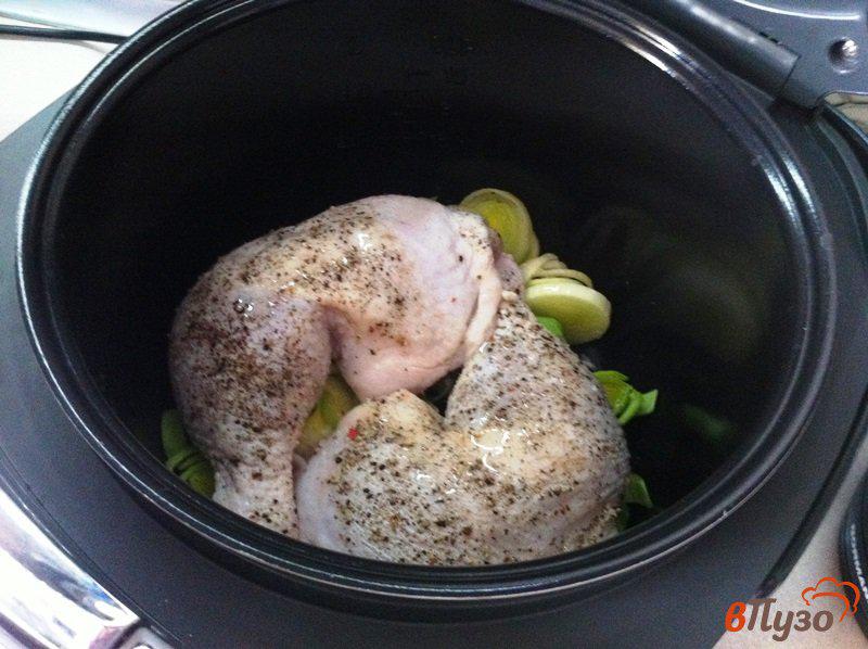 Фото приготовление рецепта: Тушеные куриные окорочка с луком-пореем в мультиварке шаг №4