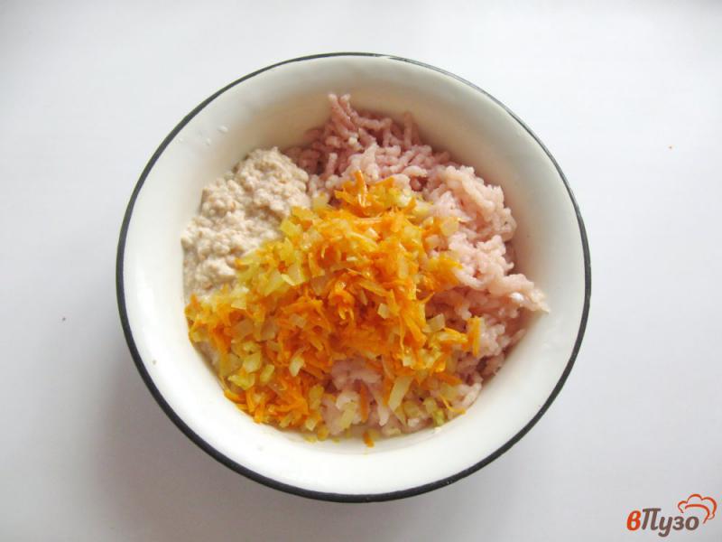 Фото приготовление рецепта: Фаршированный перец с курицей, жареным луком и морковью шаг №2