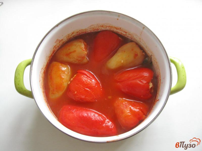 Фото приготовление рецепта: Фаршированный перец с курицей, жареным луком и морковью шаг №6