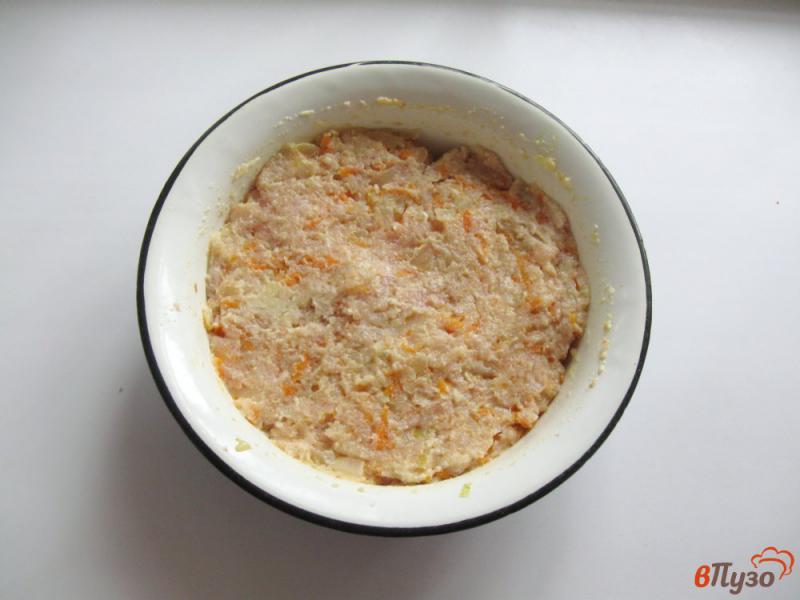 Фото приготовление рецепта: Фаршированный перец с курицей, жареным луком и морковью шаг №3