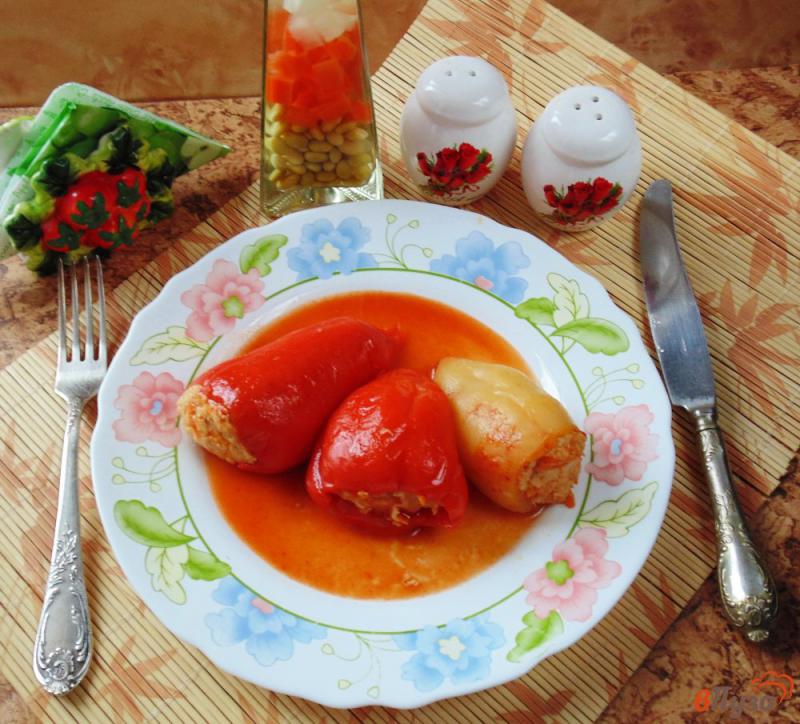 Фото приготовление рецепта: Фаршированный перец с курицей, жареным луком и морковью шаг №7