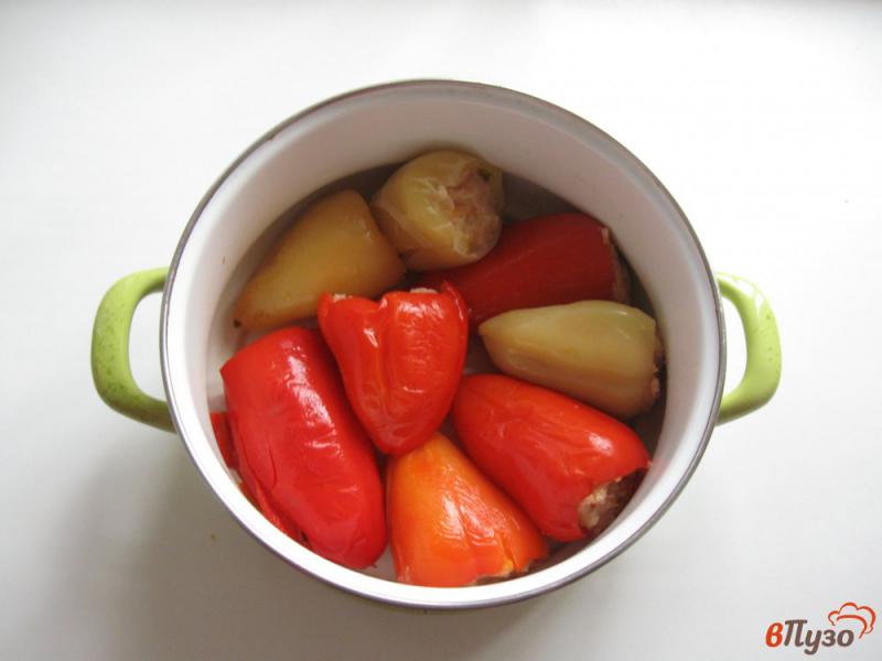 Фото приготовление рецепта: Фаршированный перец с курицей, жареным луком и морковью шаг №4