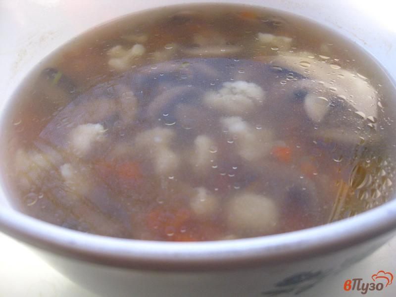 Фото приготовление рецепта: Суп с цветной капустой и грибами шаг №10