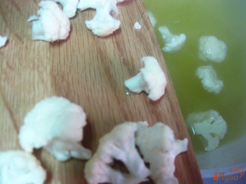 Фото приготовление рецепта: Суп с цветной капустой и грибами шаг №9