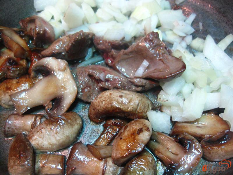 Фото приготовление рецепта: Печень индейки с грибами шаг №3