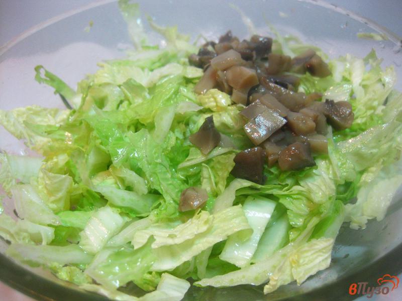 Фото приготовление рецепта: Салат с пекинской капустой и грибами шаг №6