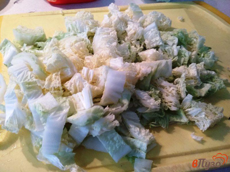 Фото приготовление рецепта: Салат из пекинской капусты с куриным филе шаг №2