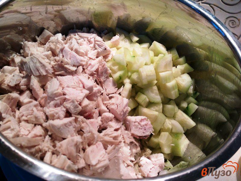 Фото приготовление рецепта: Салат из пекинской капусты с куриным филе шаг №6