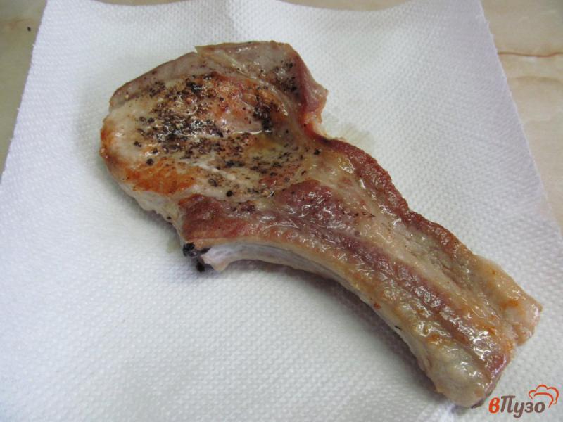 Фото приготовление рецепта: Свиной стейк с красной капустой шаг №4