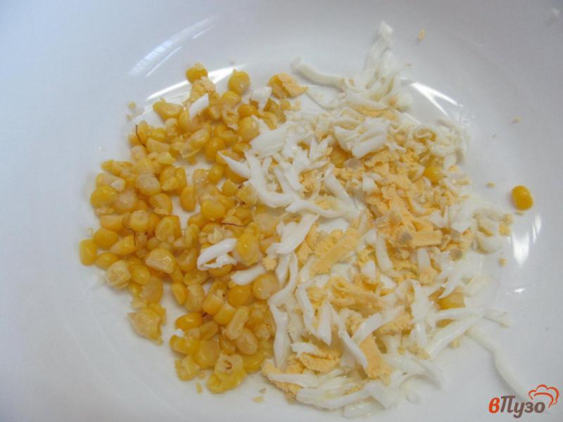 Фото приготовление рецепта: Салат из редьки с яйцом огурцом и кукурузой шаг №1