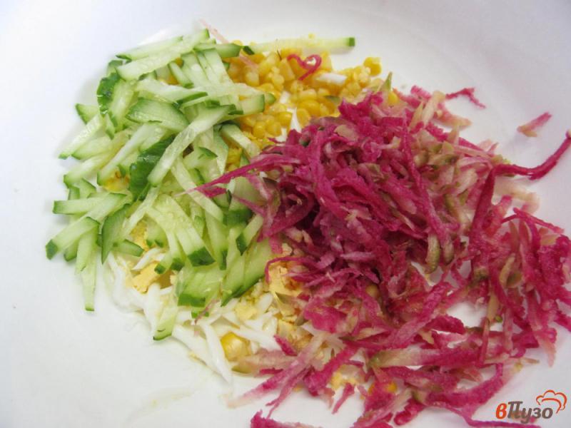 Фото приготовление рецепта: Салат из редьки с яйцом огурцом и кукурузой шаг №3