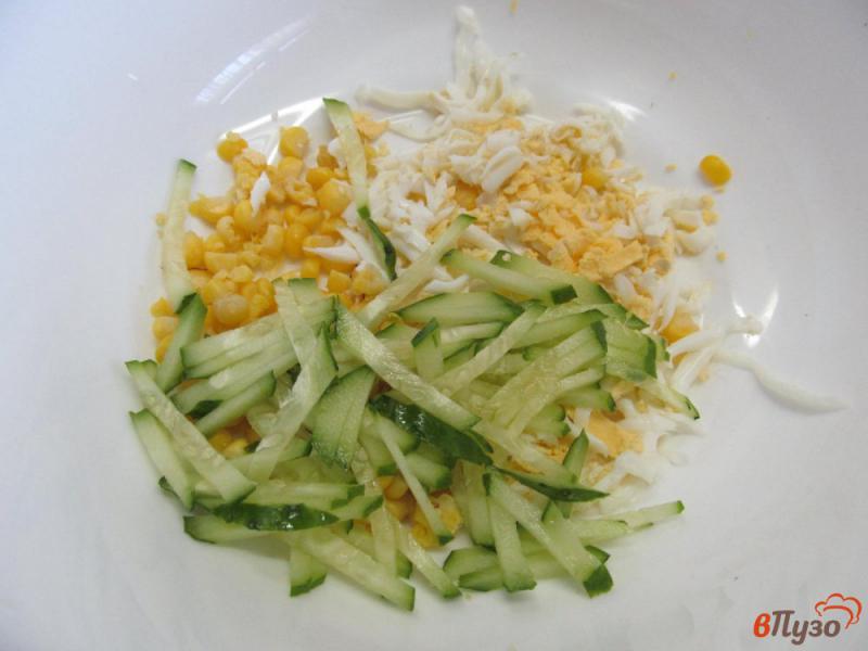 Фото приготовление рецепта: Салат из редьки с яйцом огурцом и кукурузой шаг №2