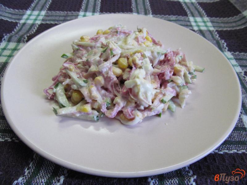 Фото приготовление рецепта: Салат из редьки с яйцом огурцом и кукурузой шаг №4