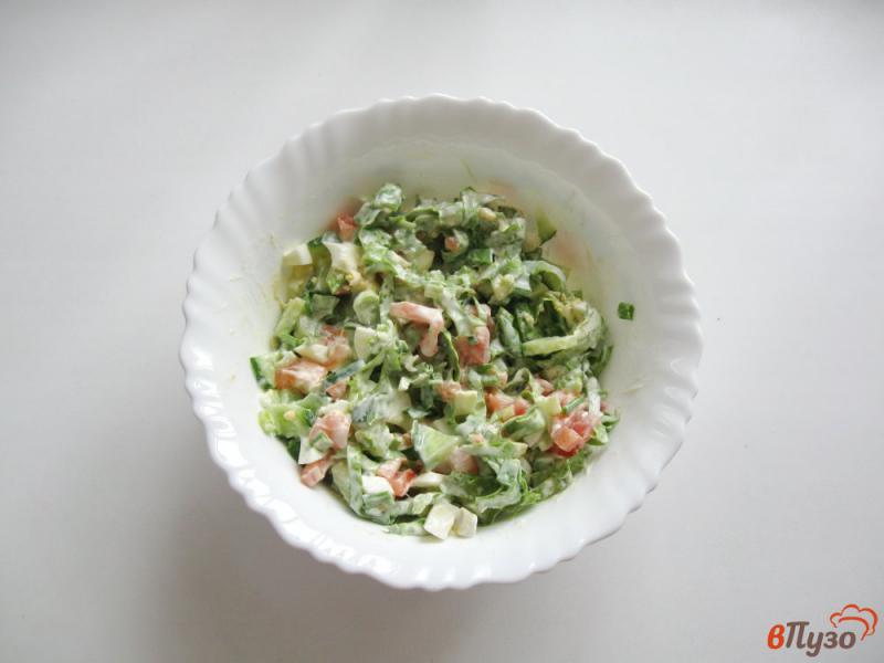 Фото приготовление рецепта: Салат с помидором и чесноком шаг №5