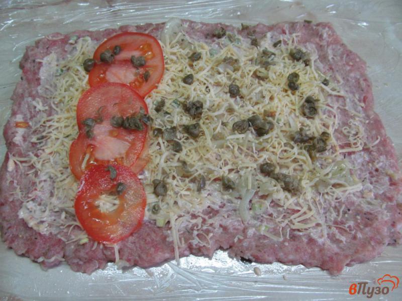 Фото приготовление рецепта: Мясной рулет с начинкой из помидора и каперсов шаг №4