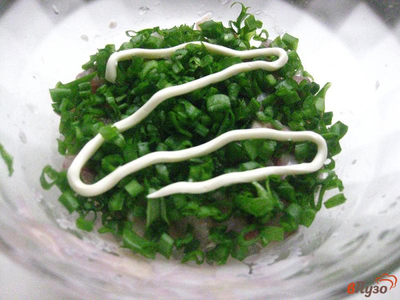 Фото приготовление рецепта: Салат «Сельдь под шубой» с зеленым луком шаг №2