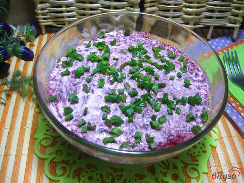 Фото приготовление рецепта: Салат «Сельдь под шубой» с зеленым луком шаг №10