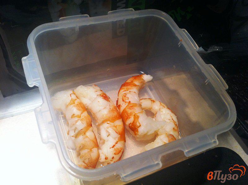 Фото приготовление рецепта: Роллы с креветками и огурцом шаг №2