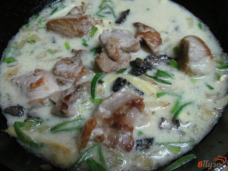 Фото приготовление рецепта: Свинина с черносливом в густом сметанном соусе шаг №8