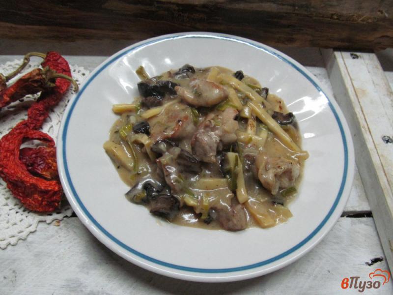 Фото приготовление рецепта: Свинина с черносливом в густом сметанном соусе шаг №9