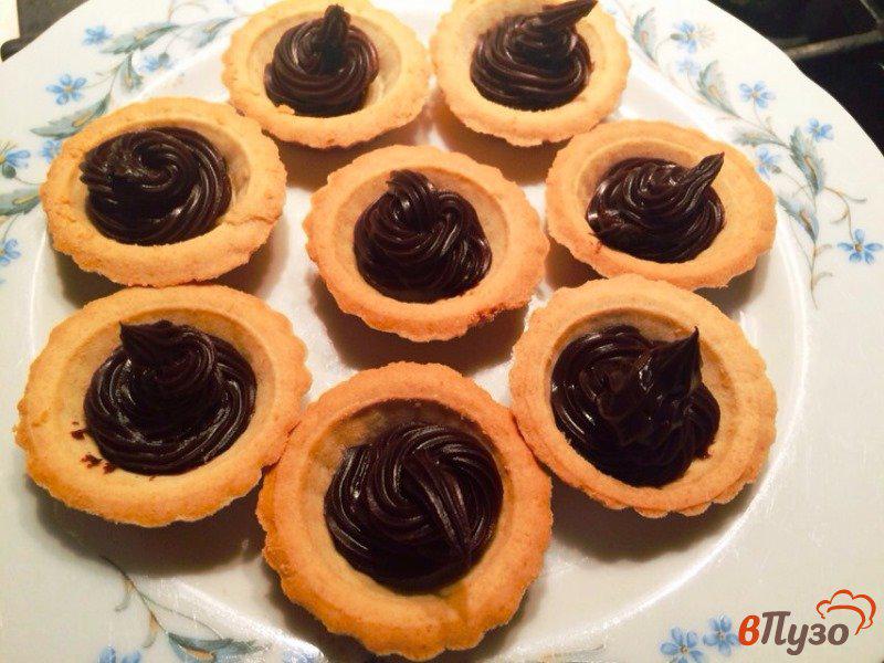 Фото приготовление рецепта: Мини пирожные с шоколадным ганашем и орехами шаг №2