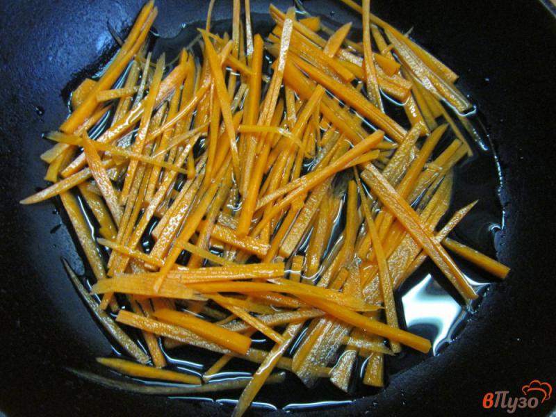 Фото приготовление рецепта: Рулеты из слоеного теста в шоколаде с морковной начинкой шаг №2