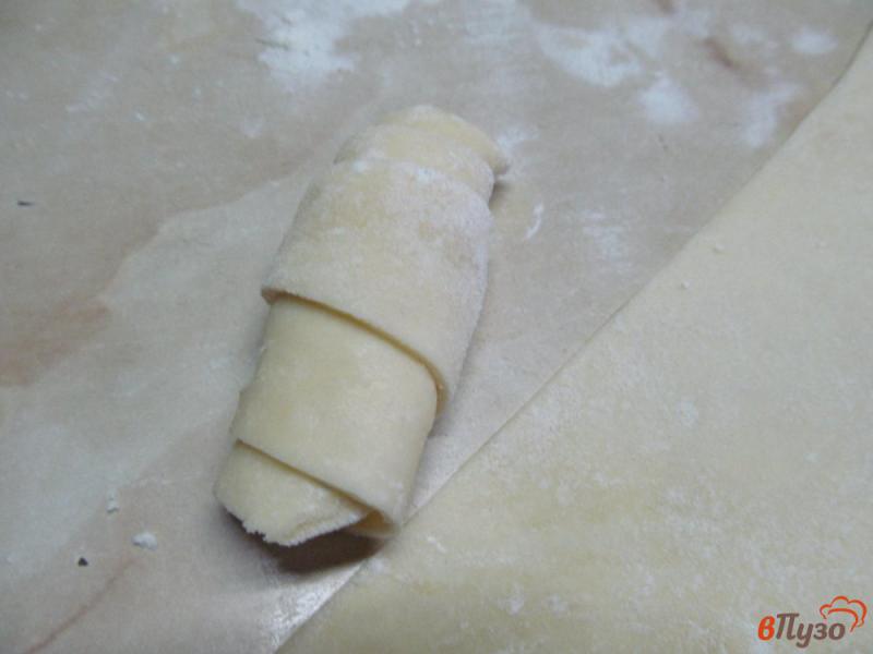 Фото приготовление рецепта: Рулеты из слоеного теста в шоколаде с морковной начинкой шаг №6