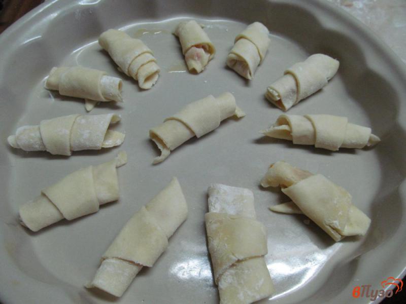 Фото приготовление рецепта: Рулеты из слоеного теста в шоколаде с морковной начинкой шаг №7