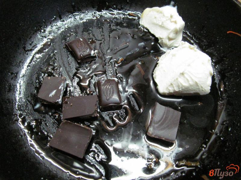 Фото приготовление рецепта: Рулеты из слоеного теста в шоколаде с морковной начинкой шаг №8