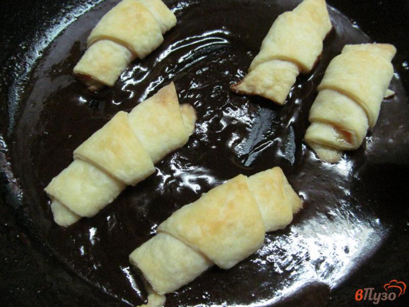 Фото приготовление рецепта: Рулеты из слоеного теста в шоколаде с морковной начинкой шаг №9