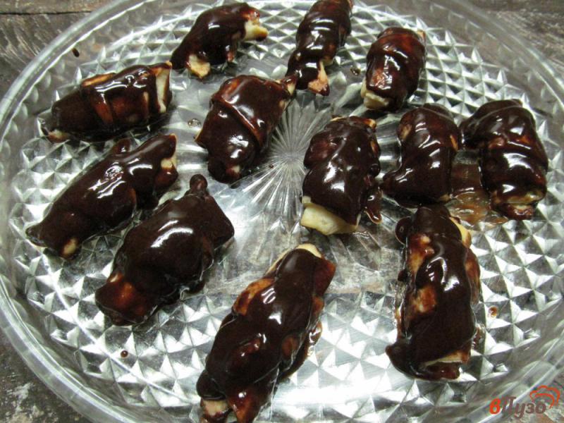 Фото приготовление рецепта: Рулеты из слоеного теста в шоколаде с морковной начинкой шаг №10