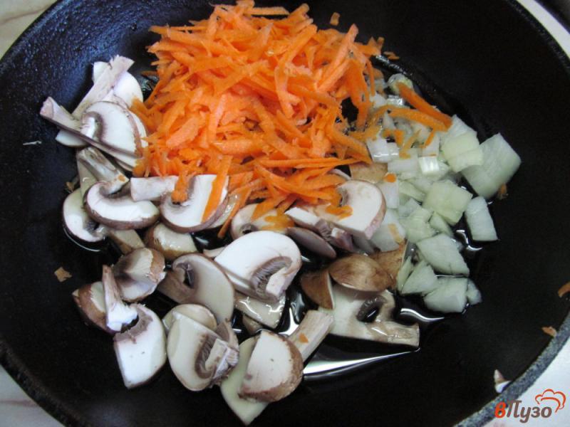 Фото приготовление рецепта: Рагу из свиного легкого с грибами и овощами шаг №3