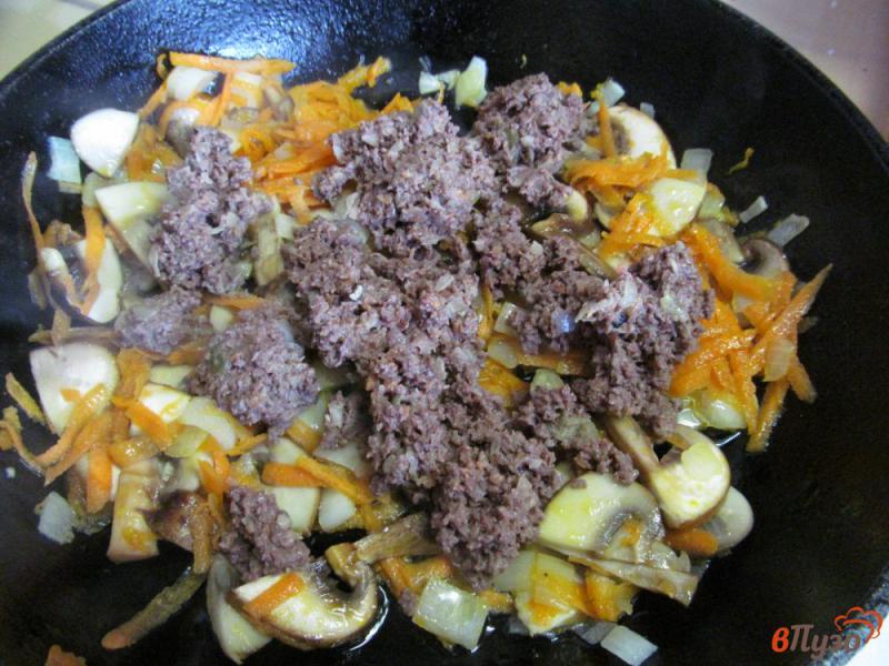 Фото приготовление рецепта: Рагу из свиного легкого с грибами и овощами шаг №4