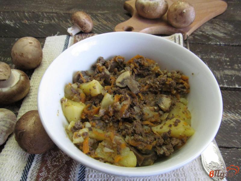 Фото приготовление рецепта: Рагу из свиного легкого с грибами и овощами шаг №6